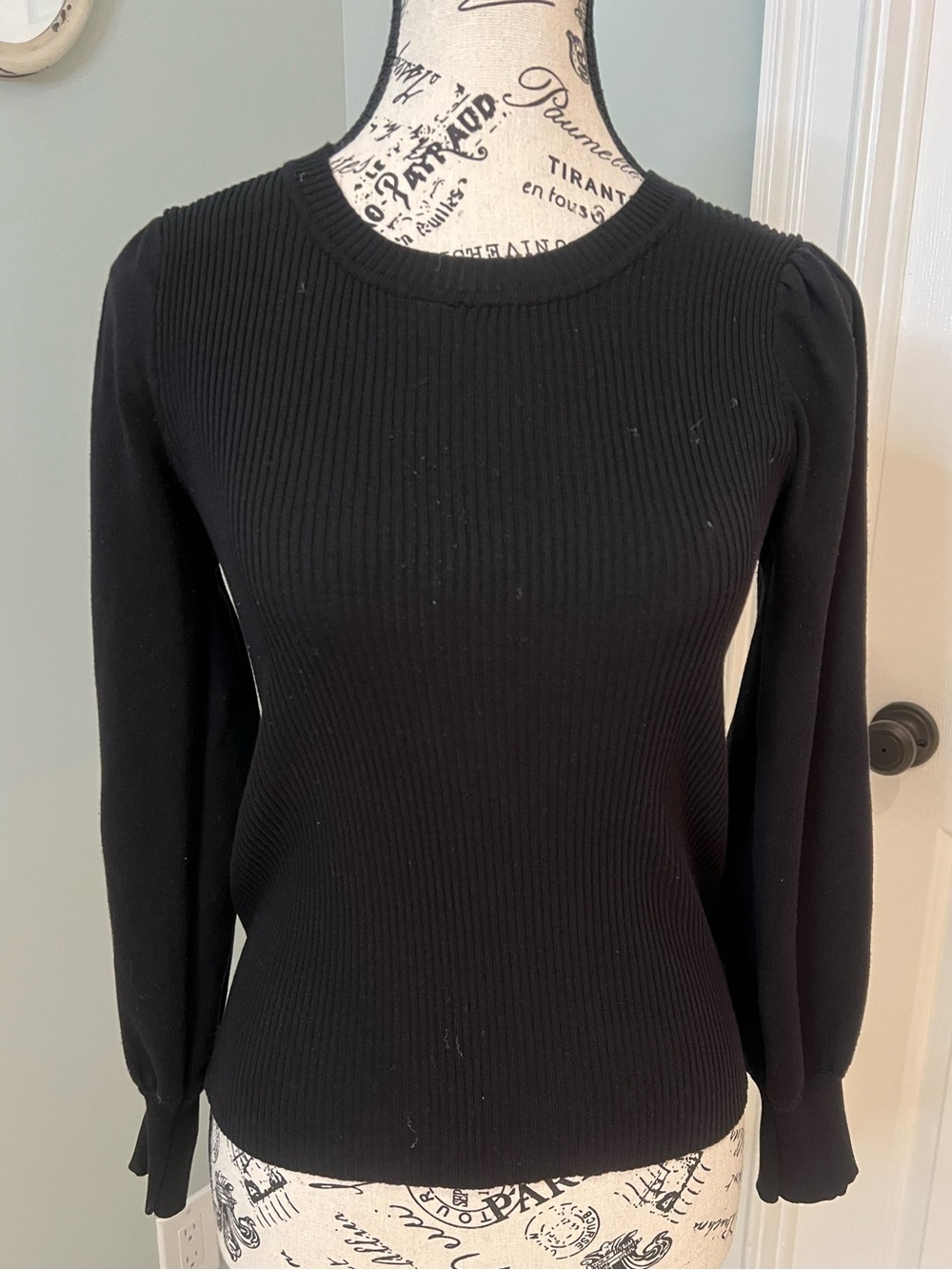 Allison + Zoe black ribbed long-sleeve top |puff shoulders Size M | Like New